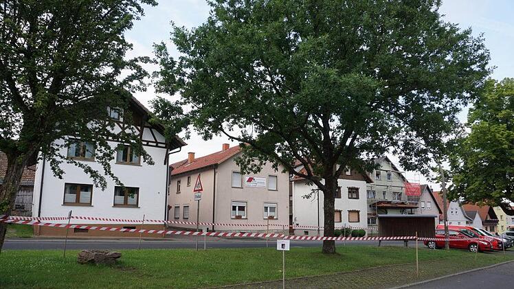 Die Gemeinde Sandberg hat in Langenleiten den Grünstreifen wegen des Eichenprozessionsspinners abgesperrt. Foto: Marion Eckert