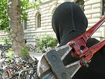 Ausgestattet mit einem Bolzenschneider knackte der Angeklagte in Erlangen Fahrradschlösser.  Symbolfoto: imago