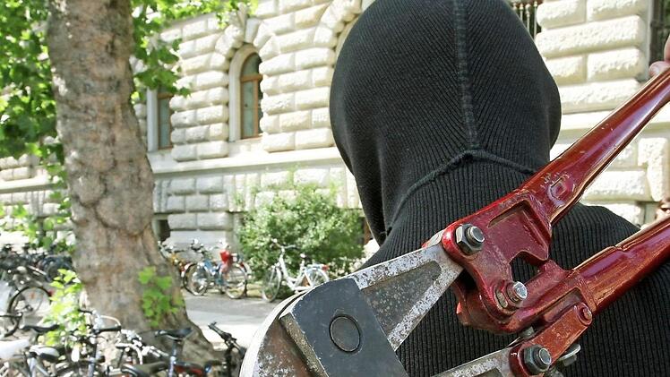 Ausgestattet mit einem Bolzenschneider knackte der Angeklagte in Erlangen Fahrradschlösser.  Symbolfoto: imago