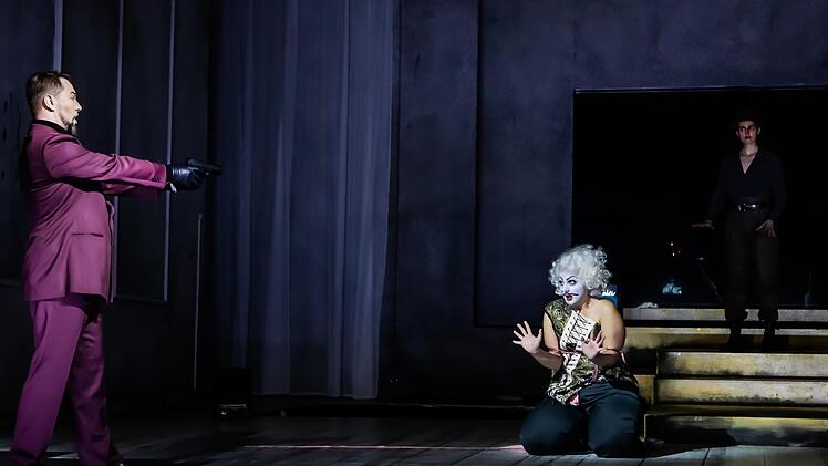 Händels Oper "Alcina" feierte ihre gelungene Coburger Erstaufführung am Landestheater. Szene mit Kora Pavelic als Ruggiero und Bartosz Araszkiewicz als Melisso.Foto: Sylvain Guillot