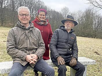 Franz Zang und Oswald Türbl mit Cornelia Mence auf der Bank am Besinnungswald.