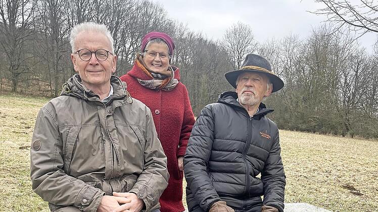 Franz Zang und Oswald Türbl mit Cornelia Mence auf der Bank am Besinnungswald.
