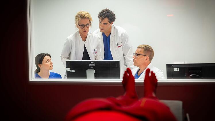 Martina (Maria Furtw&auml;ngler) hat nach der Tat beschlossen, als Neurochirurgin weiter top zu funktionieren. Erst mit der Zeit ergeben sich Risse in ihrer Fassade.