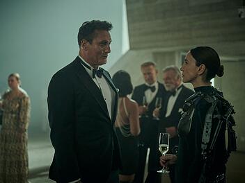 Sci-Fi-Thrillerserie "Droneland" nach dem Roman "Drohnenland" von Tom Hillenbrand bei Magenta TV: Ex-Soldat Aart Westerfeld (Oliver Masucci) l&auml;sst sich von Europol-Chefin Katarina Kush (Sibel Kekilli) zu einem heiklen Auftrag &uuml;berreden.