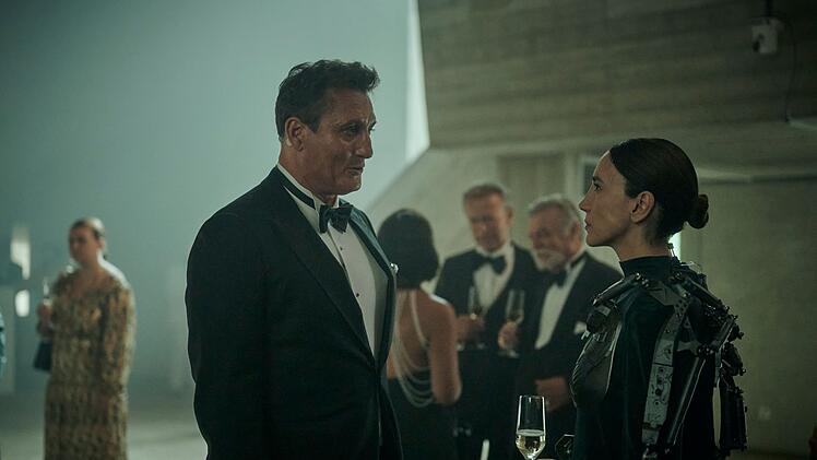 Sci-Fi-Thrillerserie "Droneland" nach dem Roman "Drohnenland" von Tom Hillenbrand bei Magenta TV: Ex-Soldat Aart Westerfeld (Oliver Masucci) l&auml;sst sich von Europol-Chefin Katarina Kush (Sibel Kekilli) zu einem heiklen Auftrag &uuml;berreden.
