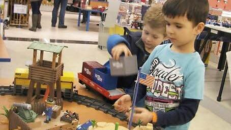 Wenn Papi zuschaut, weiß er gleich, womit den Buben eine Freude gemacht werden kann.  Foto: Werner Baier