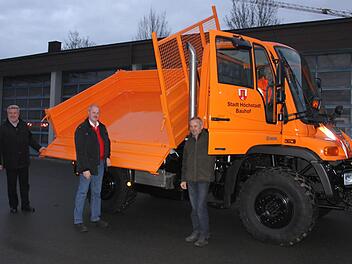 Manfred Geier (am Steuer) ist bereits mit dem neuen Fahrzeug vertraut und von seinen Fähigkeiten begeistert. Ebenso Otto Hoyer vom Lieferanten, Bürgermeister Gerald Brehm und Bauhofleiter Herbert Sucker.  Foto: Andreas Dorsch