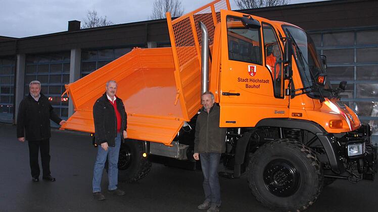 Manfred Geier (am Steuer) ist bereits mit dem neuen Fahrzeug vertraut und von seinen Fähigkeiten begeistert. Ebenso Otto Hoyer vom Lieferanten, Bürgermeister Gerald Brehm und Bauhofleiter Herbert Sucker.  Foto: Andreas Dorsch