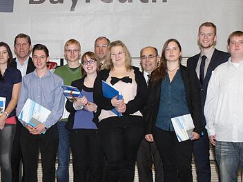 Die stolzen Absolventen mit ihren ZeugnissenFotos: fra-press