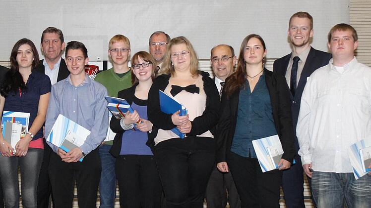 Die stolzen Absolventen mit ihren ZeugnissenFotos: fra-press