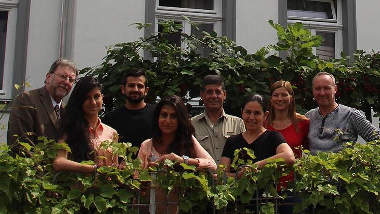 Sie alle sind stolz auf das gelungene Doppelhaus 9/11 (von links): Hans_Heinrich Eidt, Gabriella, Petrus, Meryem, Nevzet und Sabiha Irak, Anina und John Holmes. Foto: Helke Renner