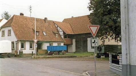Wie es einst an der Friedenslinde aussah, zeigt dieses Bild. Der Bauernhof wurde durch das Haus links im oberen Bild ersetzt, die große Scheune machte Platz für die weiteren Neubauten. Archivbild: Marktgemeinde Ebensfeld