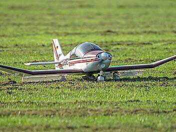 Ein Flieger der Modellfluggruppe "Phoenix" auf dem Gelände bei Zeublitz  Foto: Adam Makota