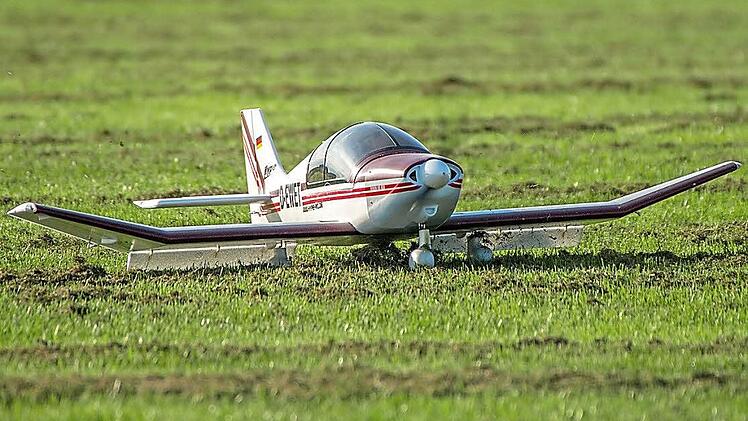 Ein Flieger der Modellfluggruppe "Phoenix" auf dem Gelände bei Zeublitz  Foto: Adam Makota