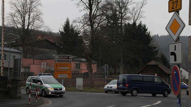 Die Straße am Hammelburger Berg in Bad Brückenau müsste dringend saniert werden. Foto: Ulrike Müller