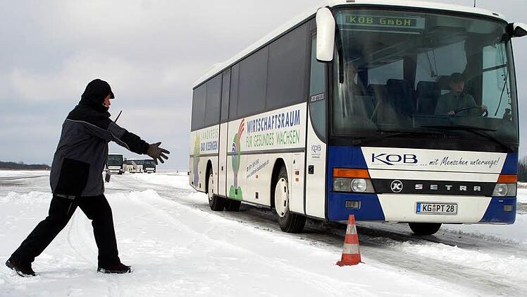 Fahrsicherheitstraining auf Schnee und Eis erhalten die Fahrer der KOB. Foto: Karlheinz Franz