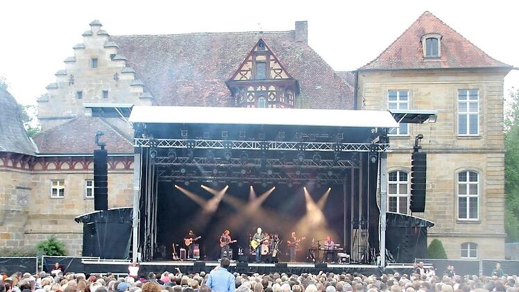 Proppenvoller Schlosshof: 2800 Zuschauer erlebten Rainhard Fendrich am Freitag live.
