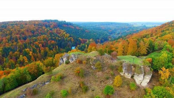 Einen Luftaufnahme der &Uuml;berreste Burg Niesten bei Weismain. Der &ouml;stliche Landkreis ist ein beliebtes Wandergebiet, doch als Wirtschafts- und Wohnraum sieht man Verbesserungspotenzial. Marco Freitag