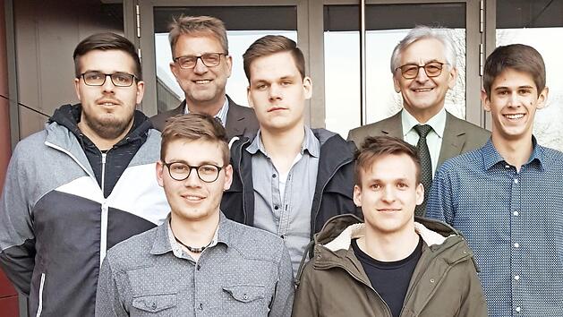 Die Ausgezeichneten (hinten von links): Andreas Denner, Helmut Hornung (Ausbildungsleiter), Klaus Bauer, Kurt Ha&szlig;furter (Schulleiter), Lukas Reder sowie (vorne von links): Niklas Walter und Jan Murk  Foto: Hornung