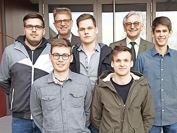 Die Ausgezeichneten (hinten von links): Andreas Denner, Helmut Hornung (Ausbildungsleiter), Klaus Bauer, Kurt Haßfurter (Schulleiter), Lukas Reder sowie (vorne von links): Niklas Walter und Jan Murk  Foto: Hornung