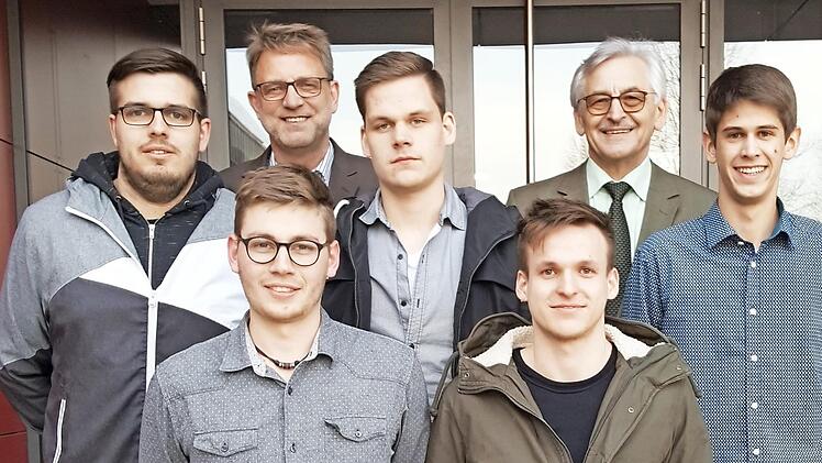 Die Ausgezeichneten (hinten von links): Andreas Denner, Helmut Hornung (Ausbildungsleiter), Klaus Bauer, Kurt Haßfurter (Schulleiter), Lukas Reder sowie (vorne von links): Niklas Walter und Jan Murk  Foto: Hornung