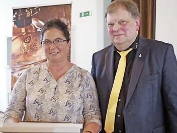 Carl-August Heinz bedankte sich bei Carmen Klemm für ihre 40-jährige Treue zum Unternehmen. Foto: Schadeck