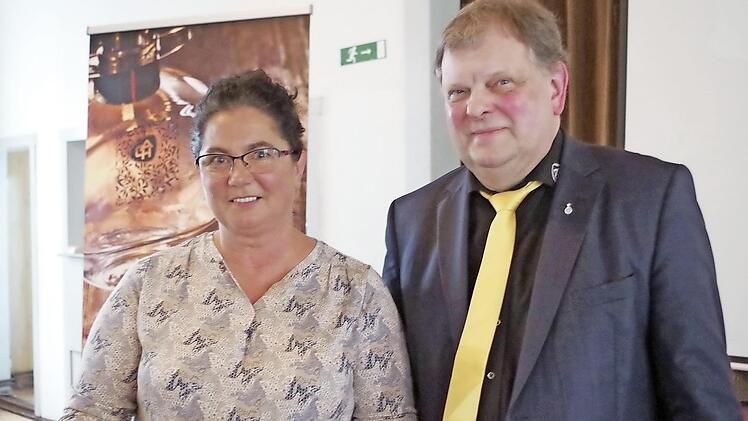 Carl-August Heinz bedankte sich bei Carmen Klemm für ihre 40-jährige Treue zum Unternehmen. Foto: Schadeck