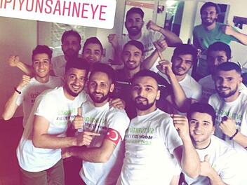 Ali Civelek (links) machte in der Kabine das erste Selfie vom Meisterteam. Die Türkgücü-Spieler feierten ihren Aufstieg in die Kreisliga Coburg gebührend. Natürlich gab es in Oberlauter auch entsprechende Meister-T-Shirts. Foto: privat