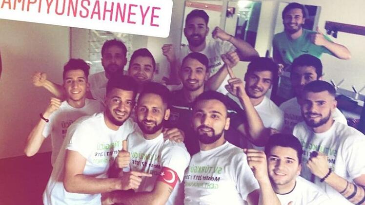 Ali Civelek (links) machte in der Kabine das erste Selfie vom Meisterteam. Die Türkgücü-Spieler feierten ihren Aufstieg in die Kreisliga Coburg gebührend. Natürlich gab es in Oberlauter auch entsprechende Meister-T-Shirts. Foto: privat