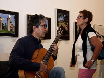 Gitarristen Stefan Grasse umrahmte die Vernissage der Ausstellung "Reisefieber" in der Fachklinik Herzogenaurach.Richard Sänger