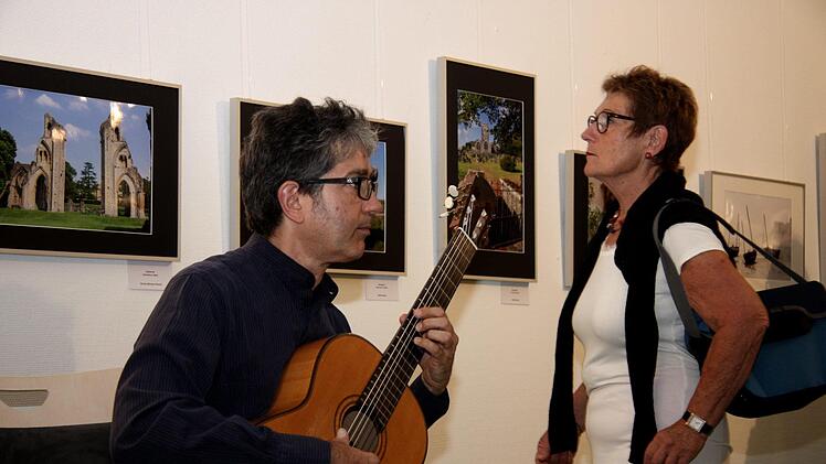 Gitarristen Stefan Grasse umrahmte die Vernissage der Ausstellung "Reisefieber" in der Fachklinik Herzogenaurach.Richard Sänger