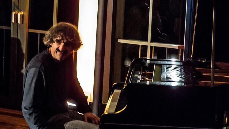 Bei seinem Coburg-Debüt begeisterte Thomas Scheytt mit Blues- und Boogie-Woogie-Klassikern, aber auch mit eigenen Stücken.Foto: Jochen Berger