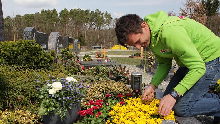 Matthias Großkopf weiß, welche Blumen Bienen gerne mögen. Foto: Franziska Rieger