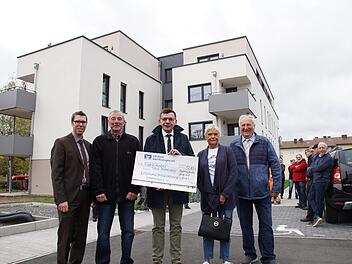 Spendenübergabe an die Tafel: WGH-Geschäftsführer Marco Lummel, Bruno Holzinger (Tafel), Bürgermeister Armin Warmuth, Luise Smolik (Tafel) und Reiner Reuß, WGH-Vorstandsmitglied. Foto: Arkadius Guzy