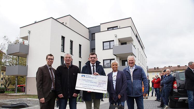 Spendenübergabe an die Tafel: WGH-Geschäftsführer Marco Lummel, Bruno Holzinger (Tafel), Bürgermeister Armin Warmuth, Luise Smolik (Tafel) und Reiner Reuß, WGH-Vorstandsmitglied. Foto: Arkadius Guzy
