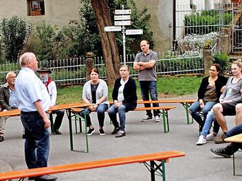 Auf dem Dorfplatz sprach Bürgermeister Karl-Heinz Kandler mit den Pettstadtern.  Fotos: Günther Geiling