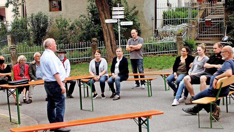 Auf dem Dorfplatz sprach Bürgermeister Karl-Heinz Kandler mit den Pettstadtern.  Fotos: Günther Geiling