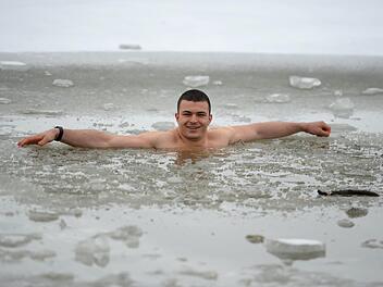 Entspannt: Bei Temperaturen um den Gefrierpunkt nimmt Merlin Hummel ein Bad in der Kiesw&auml;sch.