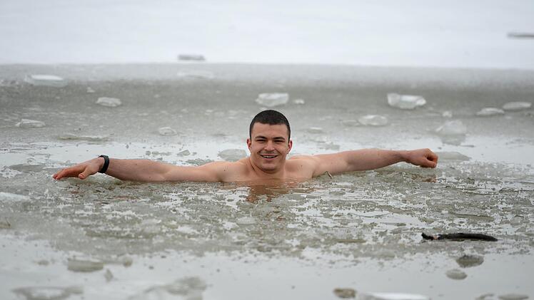 Entspannt: Bei Temperaturen um den Gefrierpunkt nimmt Merlin Hummel ein Bad in der Kiesw&auml;sch.