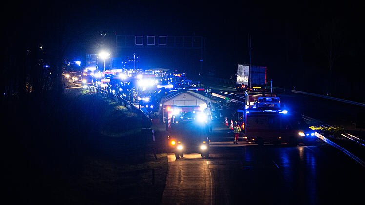 Reisebus auf A44 verunglückt