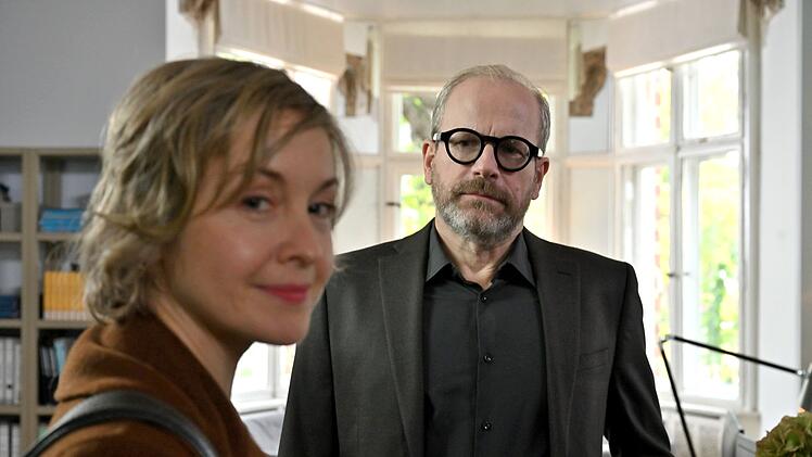 Lous Ex-Partner Roland (Thomas Limpinsel) trifft auf Linda Belling (Valery Tscheplanowa). Nach dem Prozess schaut die Mandantin in der Kanzlei des Noch-Ehepaares vorbei. Schauspieler Thomas Limpinsel ist übrigens auch Co-Drehbuchautor des Films.