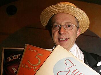 Die Noten für seine Auftritte sammelt Jürgen Treppner alias Viktor Bleibtreu in Antiquariaten; sie sind echte Raritäten. Zur typischen Kleidung gehören ein Frack und der Strohhut der zwanziger Jahre, auch ,Kreissäge' genannt. Fotos: Sonja Adam