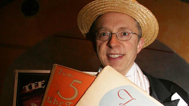 Die Noten für seine Auftritte sammelt Jürgen Treppner alias Viktor Bleibtreu in Antiquariaten; sie sind echte Raritäten. Zur typischen Kleidung gehören ein Frack und der Strohhut der zwanziger Jahre, auch ,Kreissäge' genannt. Fotos: Sonja Adam