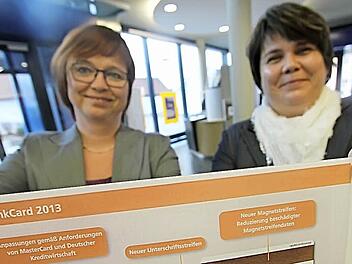 Beate Essler (l.) und Daniela Schneider von der Raiffeisenbank Seebachgrund haben gut lachen. Sie haben die neue komplizierte Iban-Nummer ihren Kunden auf die Bankkarte einstanzen lassen. Ab 1. Februar 2014 werden die neuen internationalen Kontonummern mit 22 Stellen (IBAN) verwendet. An diesem Stichtag werden nationale Überweisungen und Lastschriften im EU-Zahlungsraum (SEPA) vereinheitlicht.  Foto: M. Busch