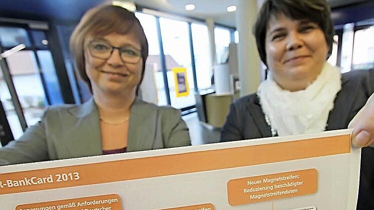 Beate Essler (l.) und Daniela Schneider von der Raiffeisenbank Seebachgrund haben gut lachen. Sie haben die neue komplizierte Iban-Nummer ihren Kunden auf die Bankkarte einstanzen lassen. Ab 1. Februar 2014 werden die neuen internationalen Kontonummern mit 22 Stellen (IBAN) verwendet. An diesem Stichtag werden nationale Überweisungen und Lastschriften im EU-Zahlungsraum (SEPA) vereinheitlicht.  Foto: M. Busch