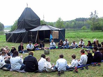 Am Wochenende fand das Stammesthing (Vollversammlung) der Adelsdorfer Pfadfinder Stamm Raubvögel vom Pfadfinderbund Mosaik statt. Diesmal auf einer Wiese nahe Poppenwind.  Fotos: privat