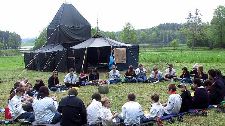 Am Wochenende fand das Stammesthing (Vollversammlung) der Adelsdorfer Pfadfinder Stamm Raubvögel vom Pfadfinderbund Mosaik statt. Diesmal auf einer Wiese nahe Poppenwind.  Fotos: privat