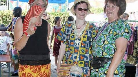 Lisa Rebhan, Anja und Nils Hohenadel soiwe Evi Scheler sind schon eingefleischte Afrika-Fans - und lieben auch bunte, bequeme afrikanische Kleidung