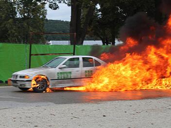 Ein Auto fängt Feuer - das Publikum vor Begeisterung teilweise auch. Foto: Markus Häggberg
