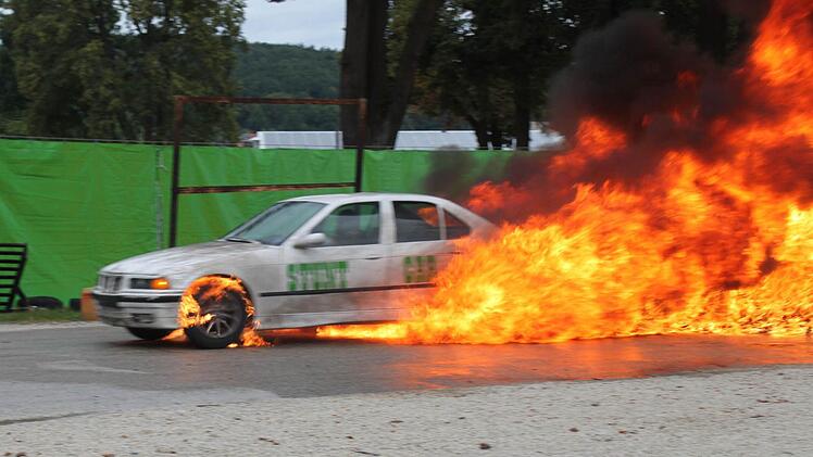 Ein Auto fängt Feuer - das Publikum vor Begeisterung teilweise auch. Foto: Markus Häggberg